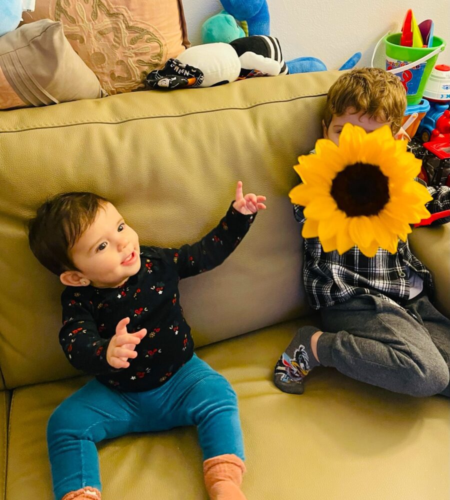 niños con girasol