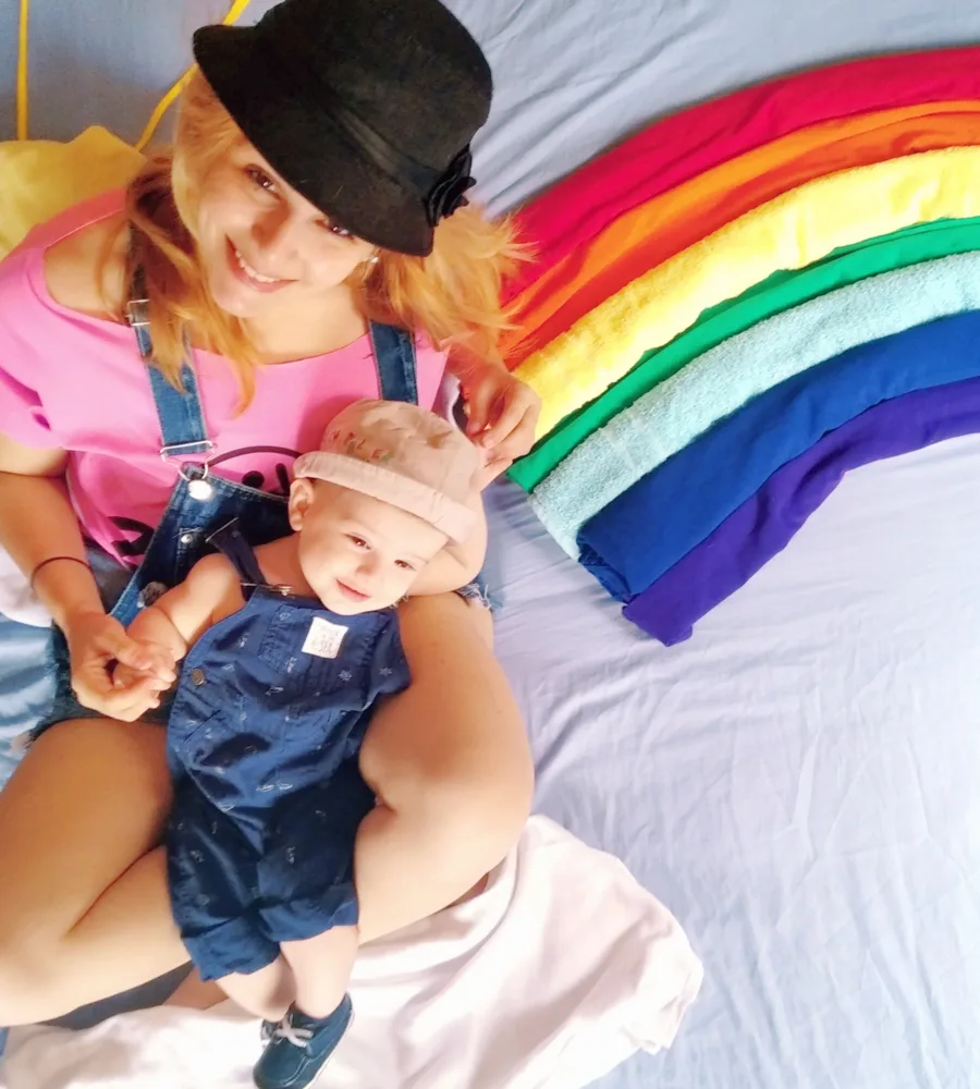 Mamá con niño en arcoiris