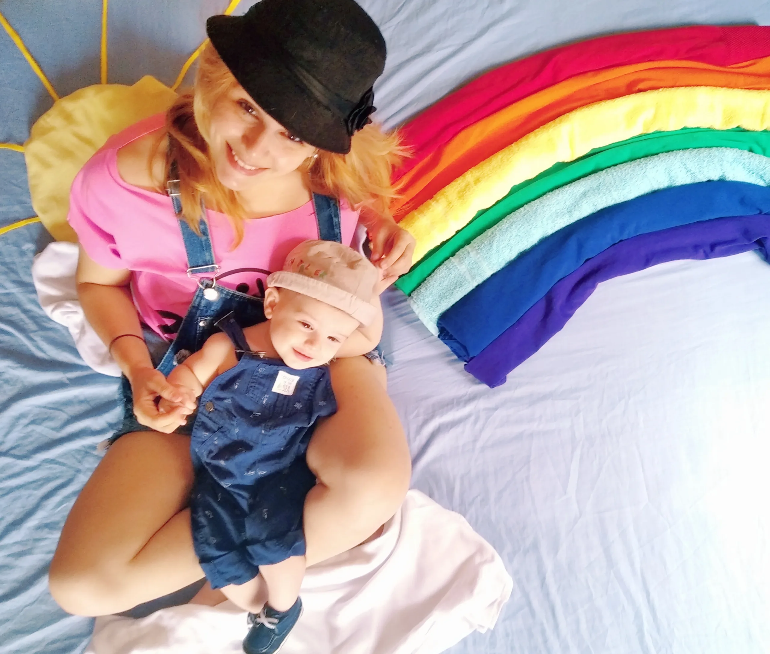 Mamá con niño en arcoiris